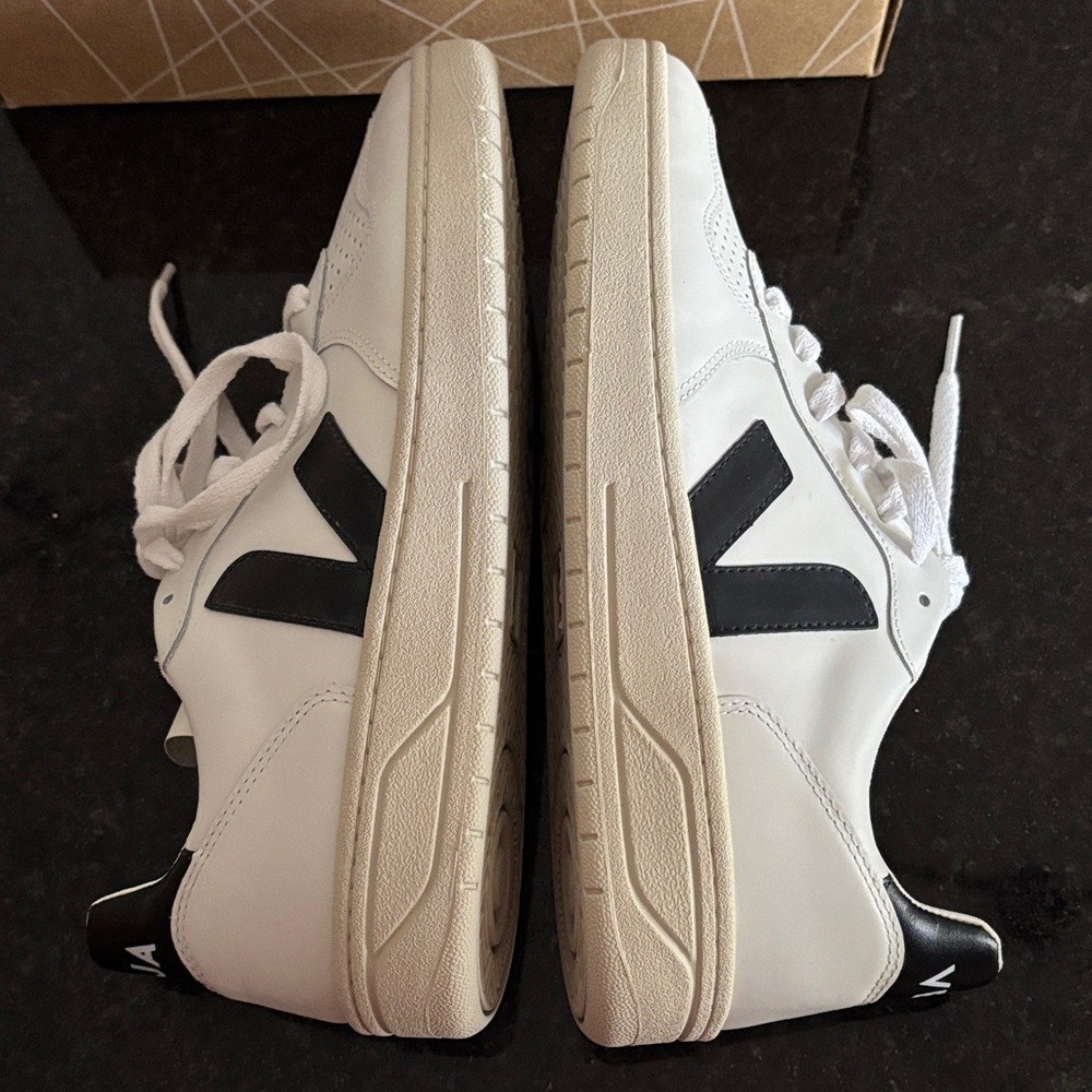 Veja V10 Leather Extra White Sneakers with Black Details - Picture 6 of 8